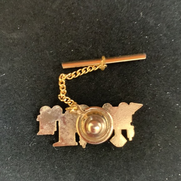 🚂 Vintage Gold-Tone Train Engine Tie Tack / Lapel Pin with Chain - Picture 3 of 4